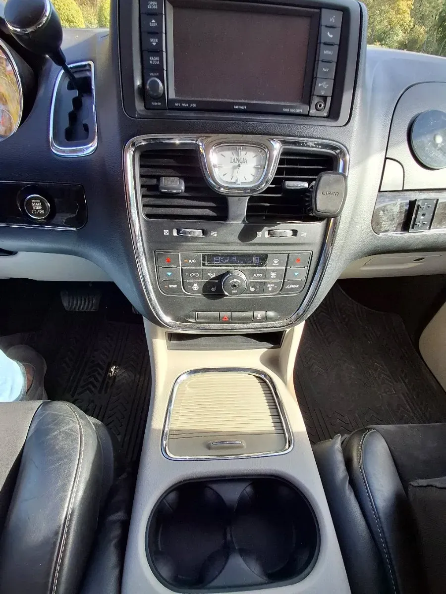 Lancia Voyager 2014 photo 3