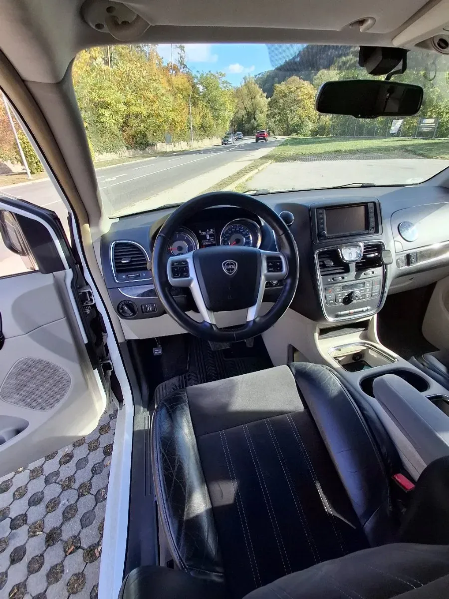 Lancia Voyager 2014 photo 2