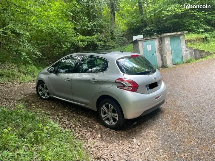 Peugeot 208 2013 photo 3