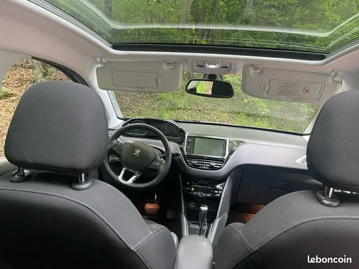 Peugeot 208 2013 photo 2