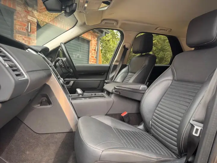 Land Rover Discovery 2024 photo 3