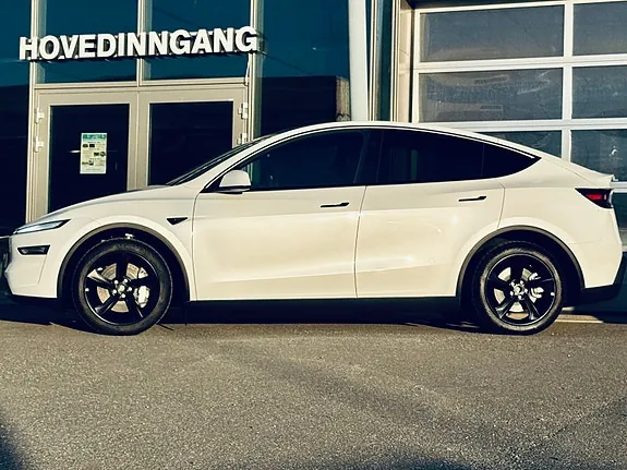 Tesla Model Y 2026 photo 2