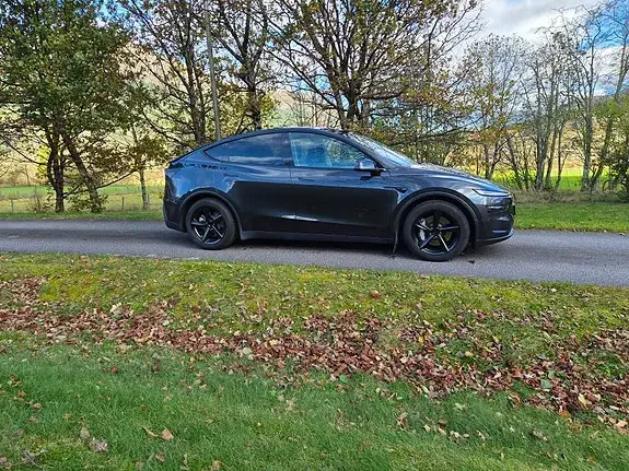 Tesla Model Y 2025 photo 5