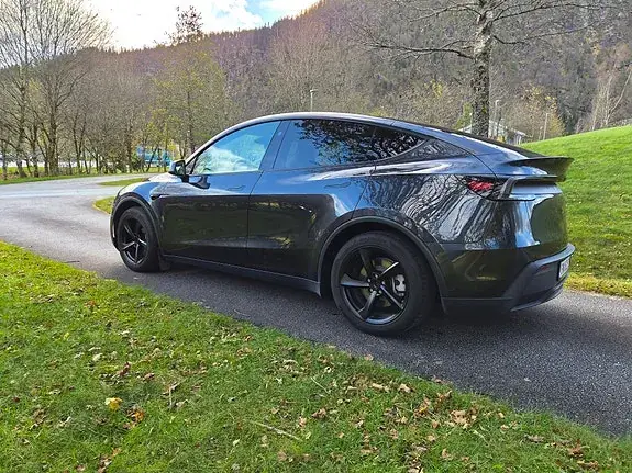 Tesla Model Y 2025 photo 2