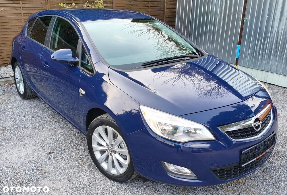 Opel Astra 2012 photo 2