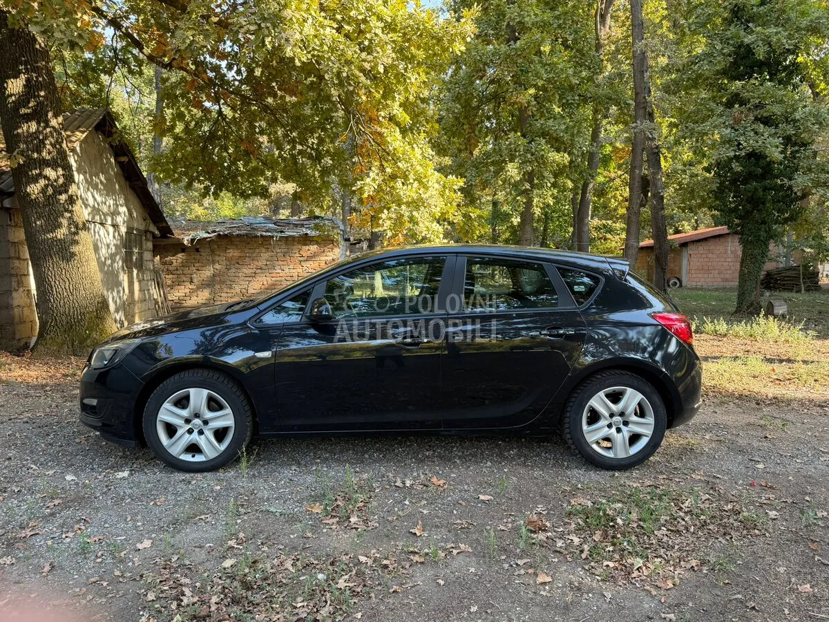 Opel Astra J 2014 photo 3