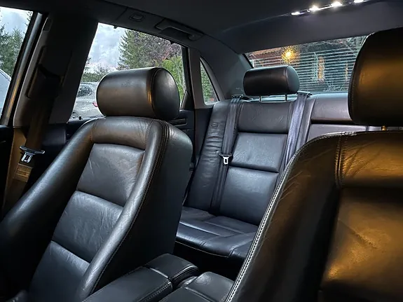 Audi S8 2001 photo 4