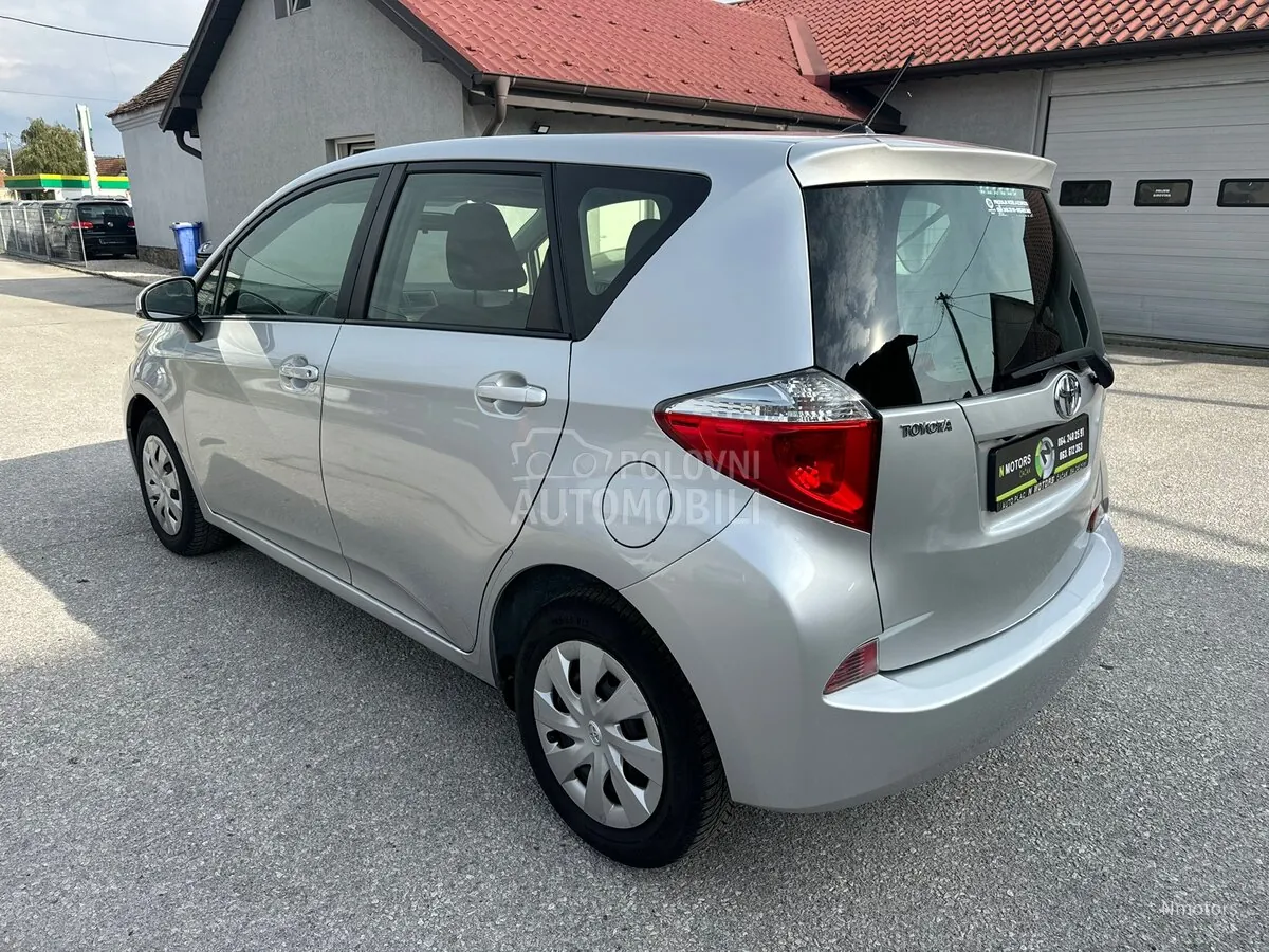 Toyota Verso-S 2012 photo 2