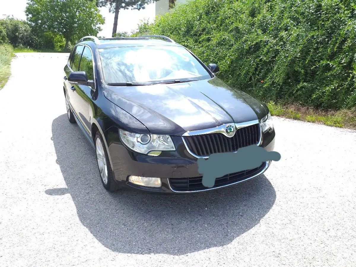 Skoda Superb 2012 photo 2