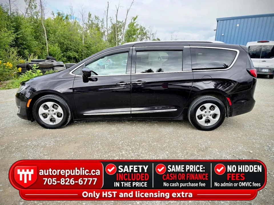 Chrysler Pacifica 2017 photo 2