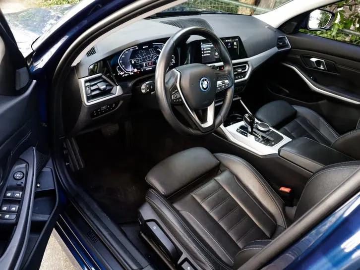 BMW 3 Series 2022 photo 3
