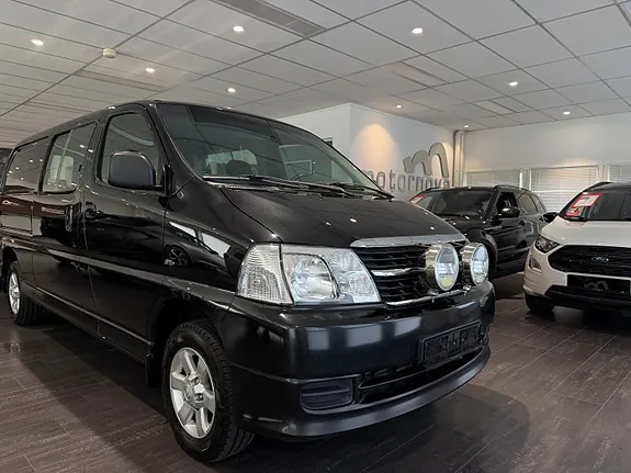 Toyota Hiace 2011 photo 2