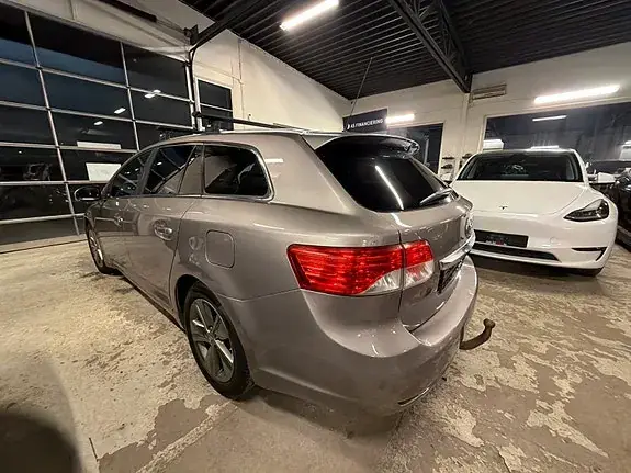 Toyota Avensis 2015 photo 5