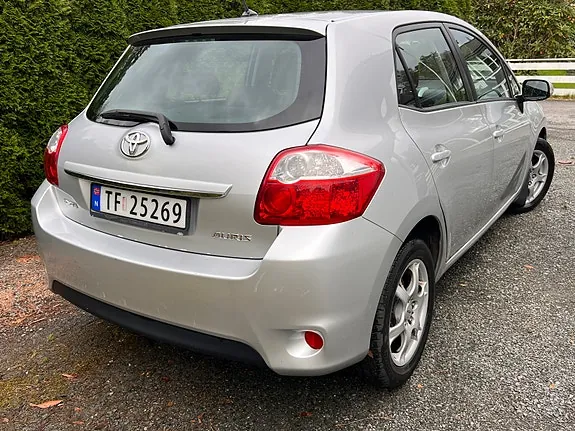 Toyota Auris 2010 photo 2
