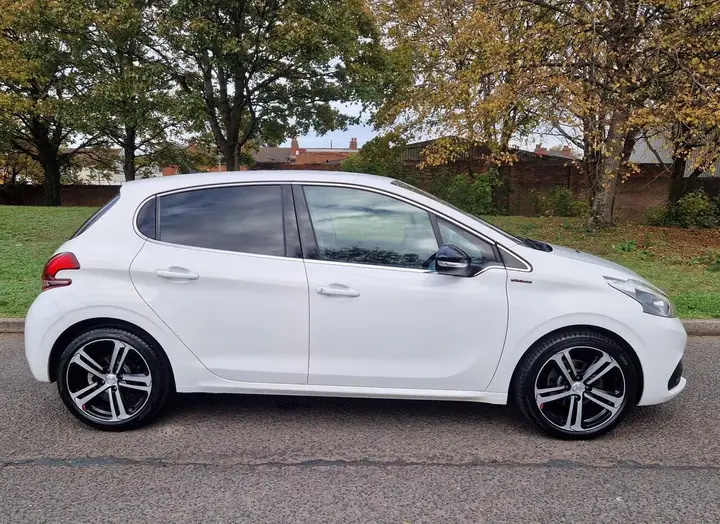 Peugeot 208 2019 photo 4
