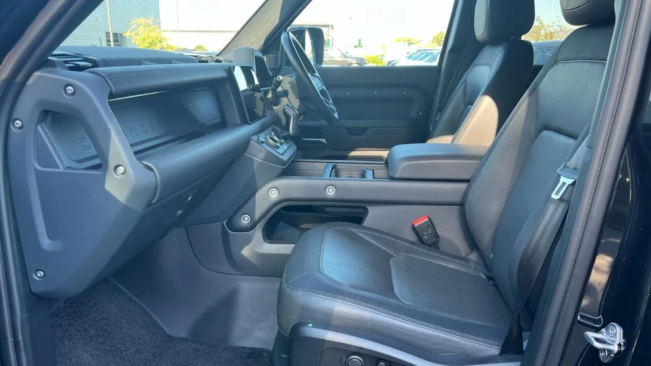 Land Rover Defender 110 2023 photo 3