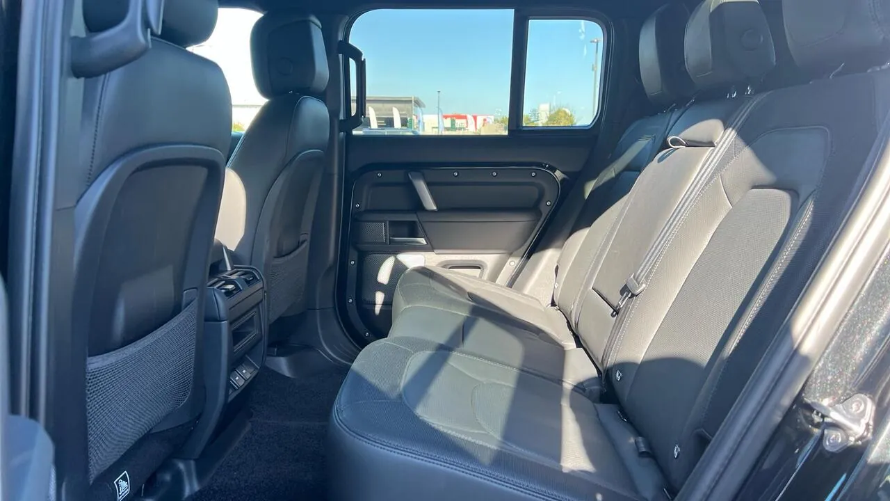Land Rover Defender 110 2023 photo 4