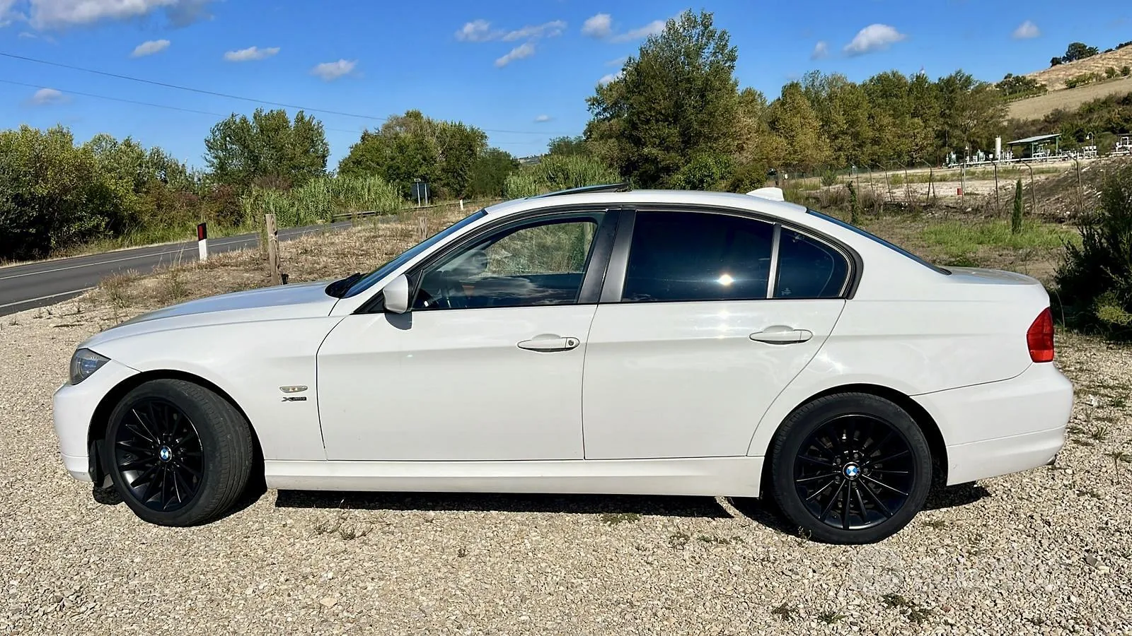 BMW 320 2011 photo 2