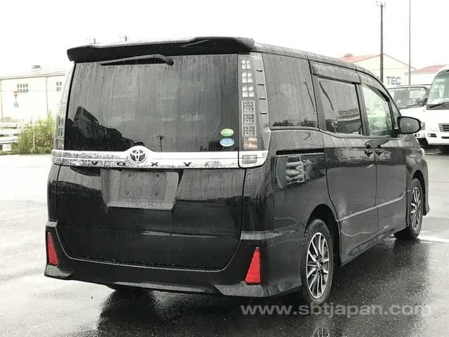 Toyota Voxy 2014 photo 4