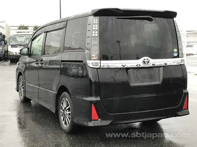 Toyota Voxy 2014 photo 3