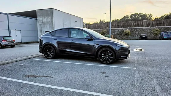 Tesla Model Y 2026 photo 2