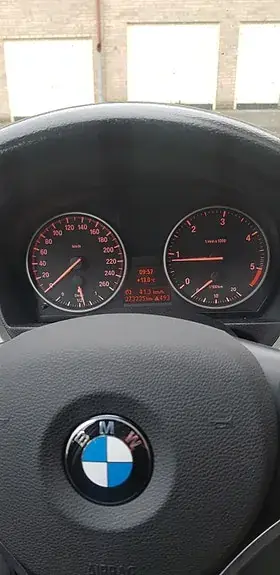 BMW 318D 2011 photo 2