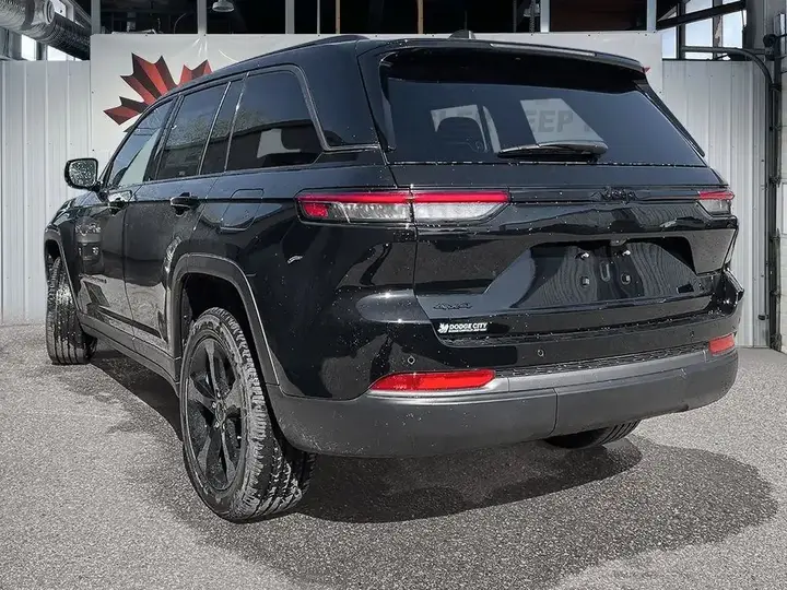 Jeep Grand Cherokee 2026 photo 2
