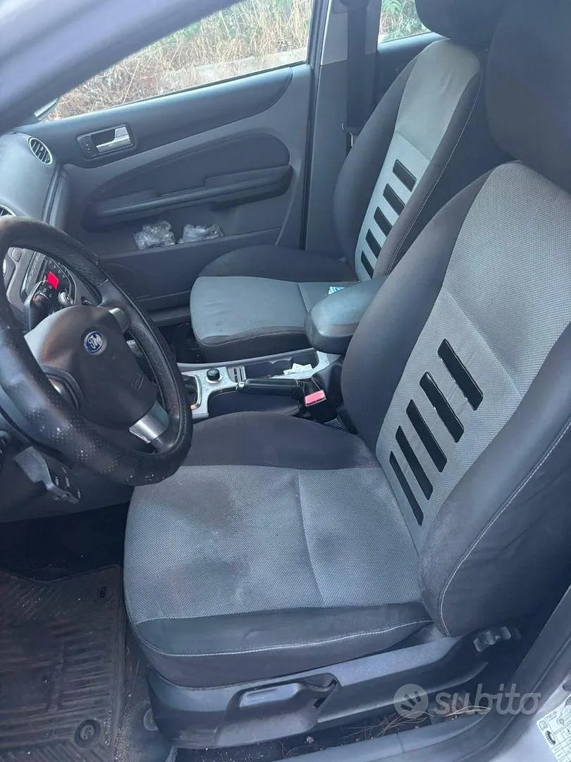 Ford Focus 2009 photo 2