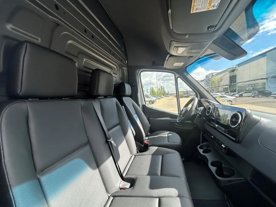 Mercedes-Benz Sprinter 2026 photo 2
