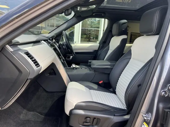 Land Rover Discovery 2021 photo 2