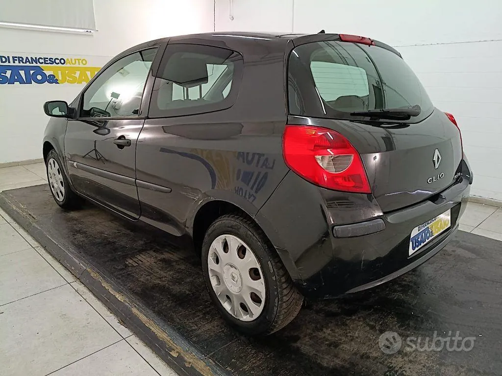 Renault Clio 2006 photo 2