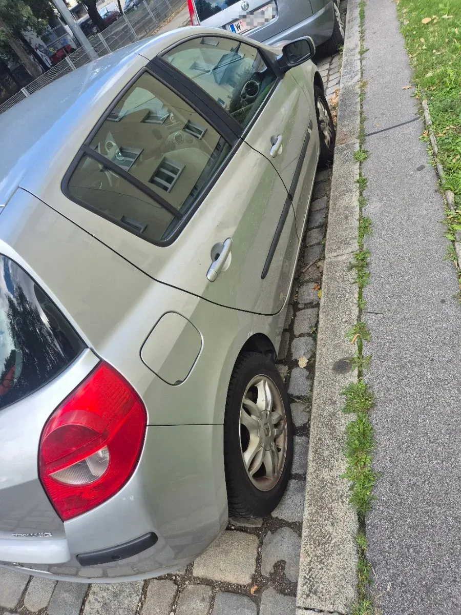 Renault Clio 2005 photo 2