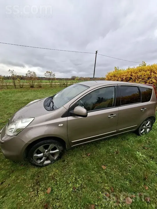 Nissan Note 2011 photo 3