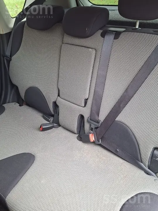 Nissan Note 2011 photo 4