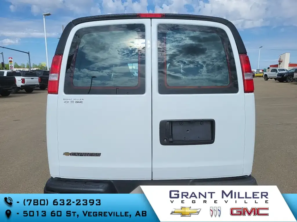 Chevrolet Express 3500 2025 photo 3