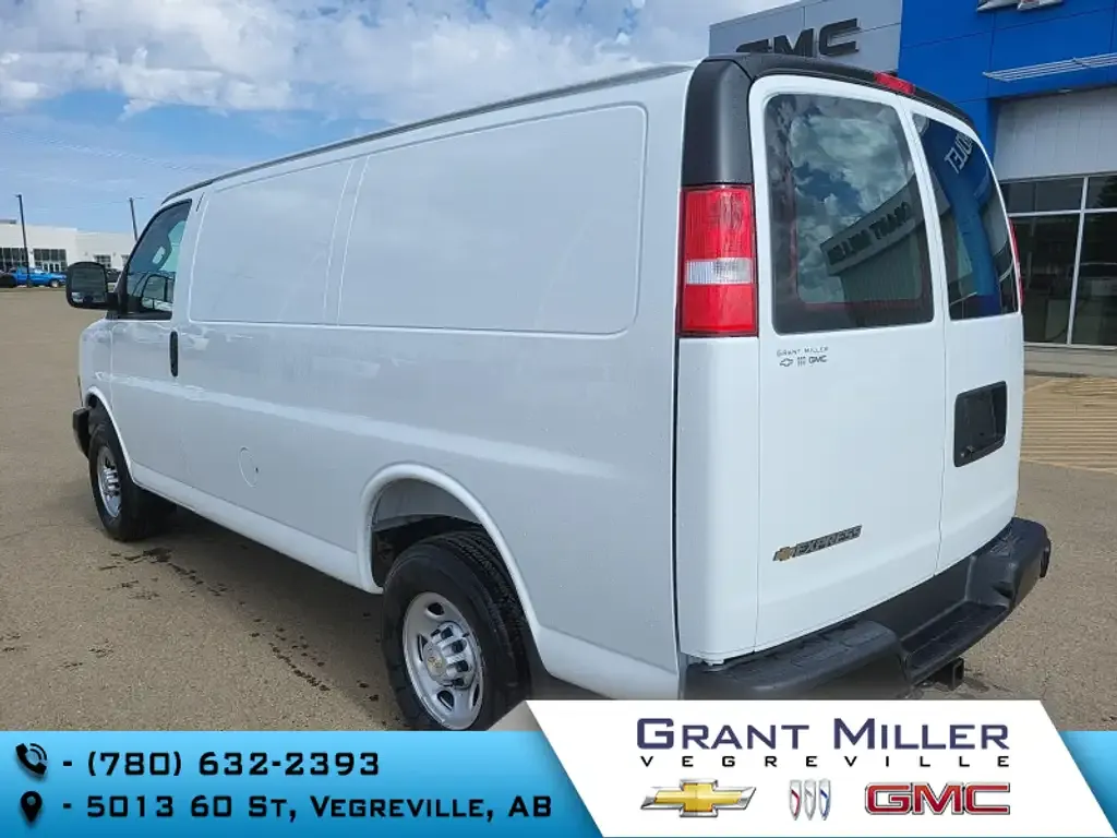 Chevrolet Express 3500 2025 photo 2