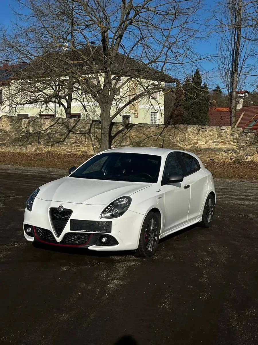 Alfa Romeo Giulietta 2016 photo 2