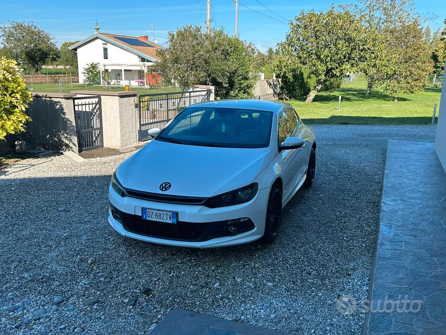 Volkswagen Scirocco 2010 photo 2