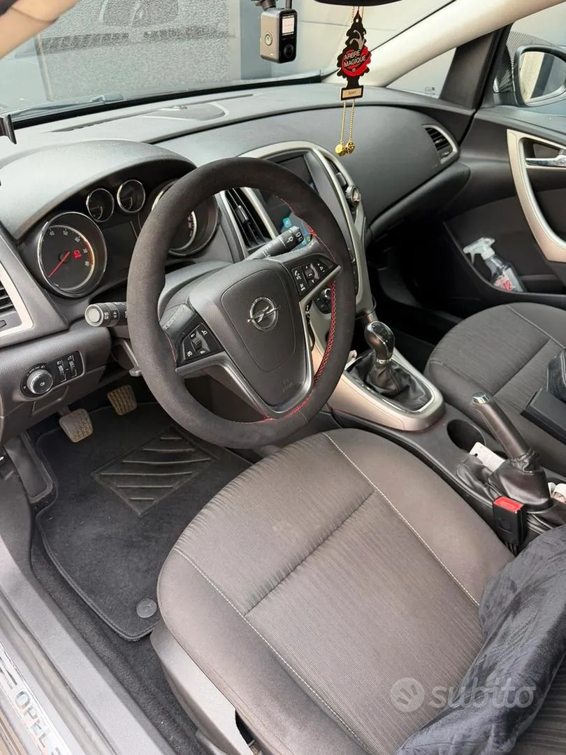 Opel Astra 2010 photo 4