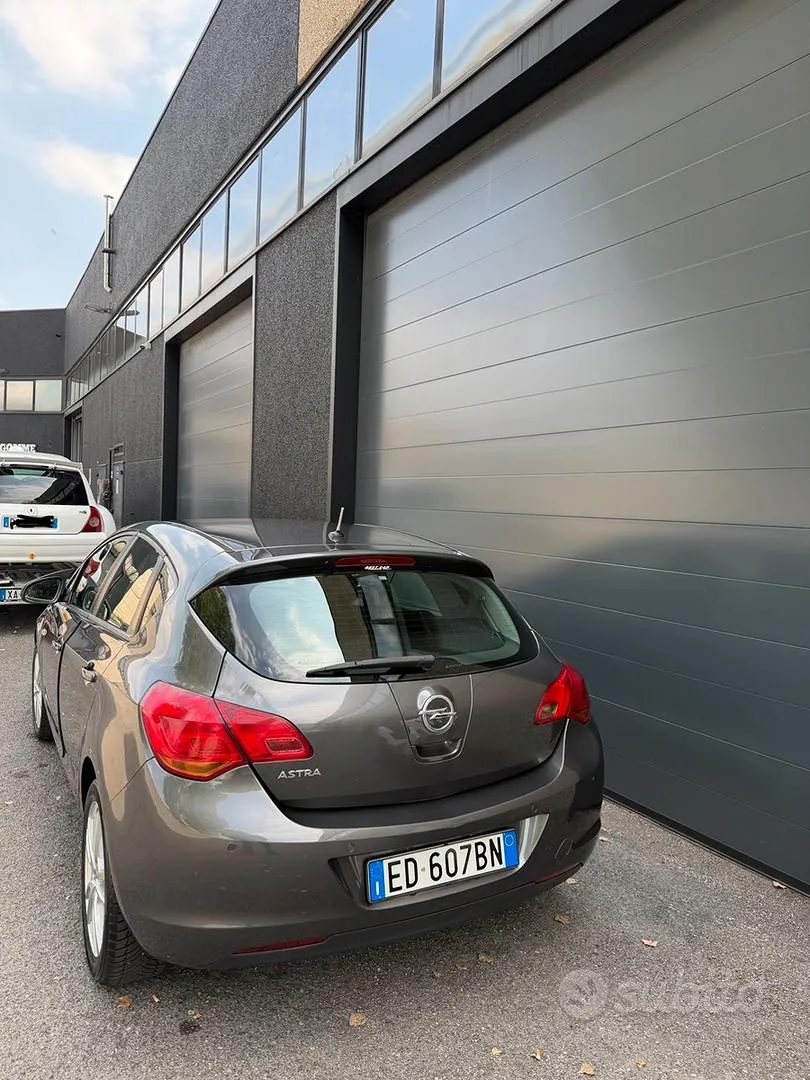 Opel Astra 2010 photo 3