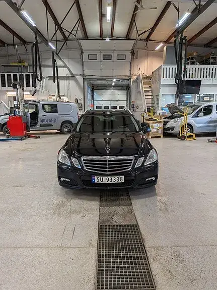 Mercedes-Benz E 200 D 2010 photo 2