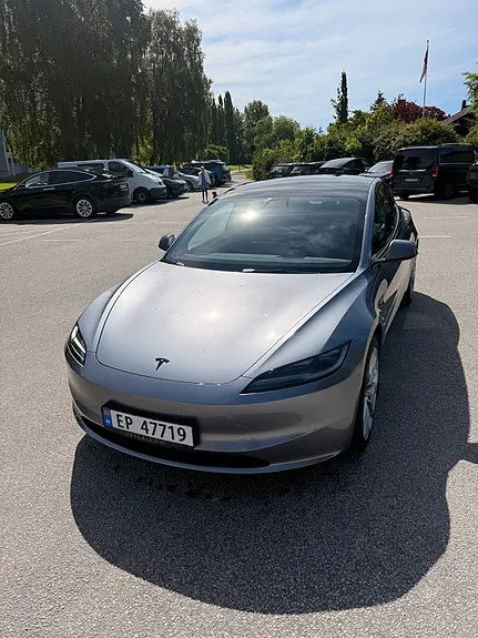 Tesla Model 3 2026 photo 2