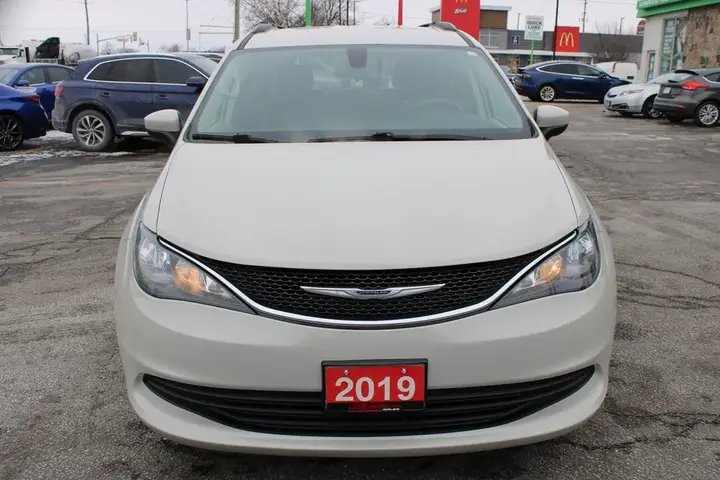 Chrysler Pacifica 2019 photo 2