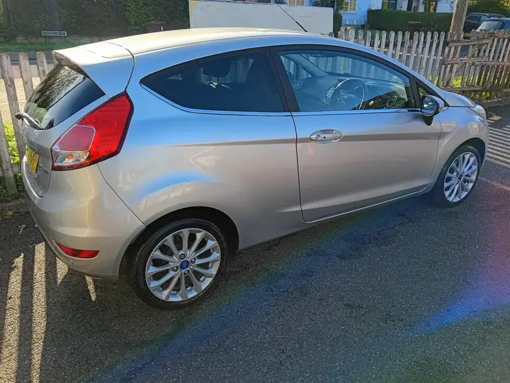 Ford Fiesta 2015 photo 2