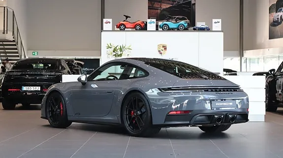 Porsche 911 2025 photo 2
