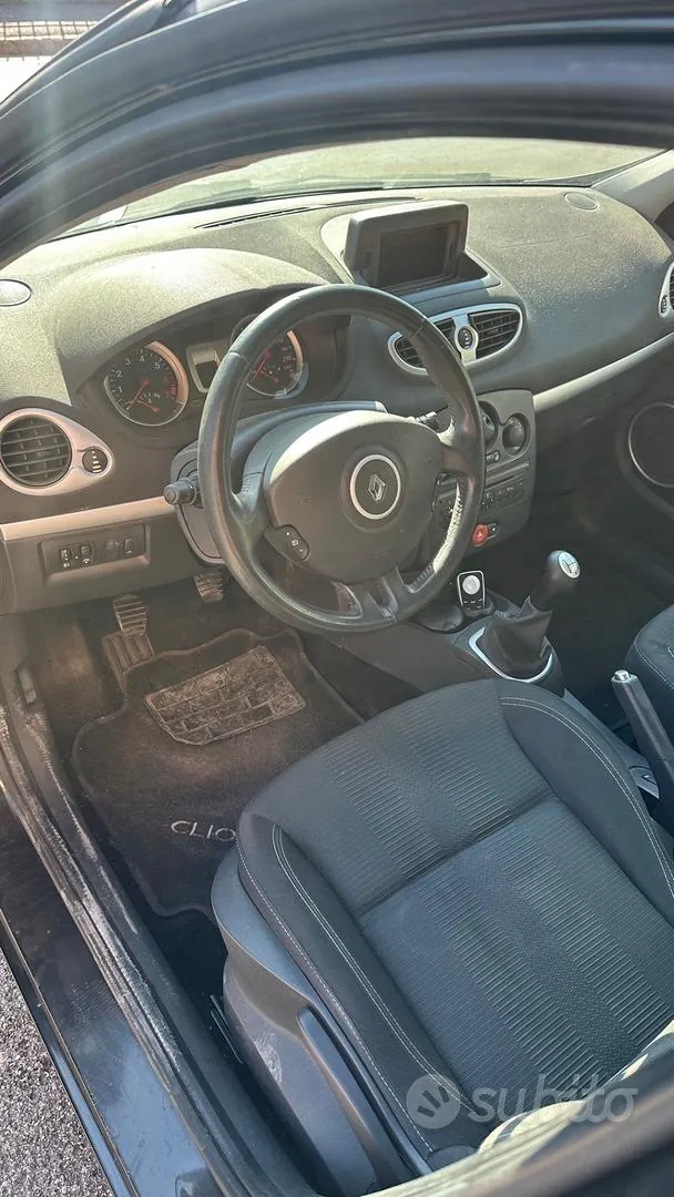 Renault Clio 2010 photo 4