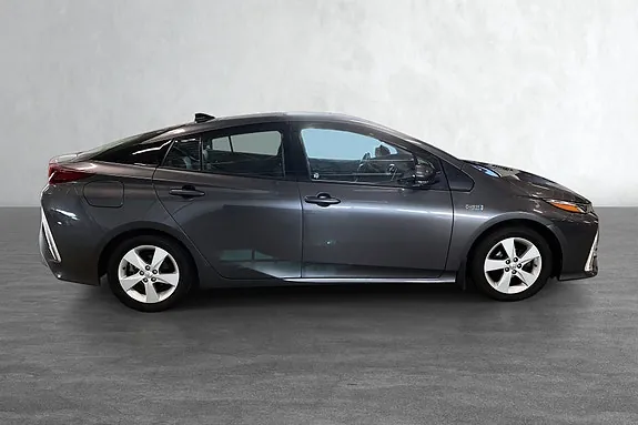 Toyota Prius Plug-In Hybrid 2017 photo 5