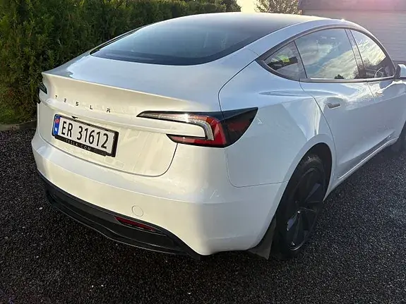Tesla Model 3 2026 photo 2