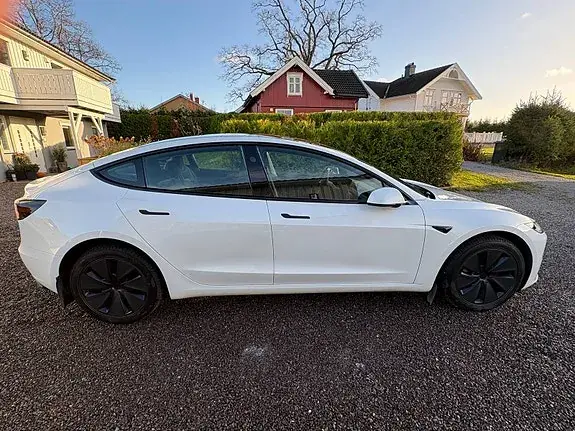 Tesla Model 3 2026 photo 4
