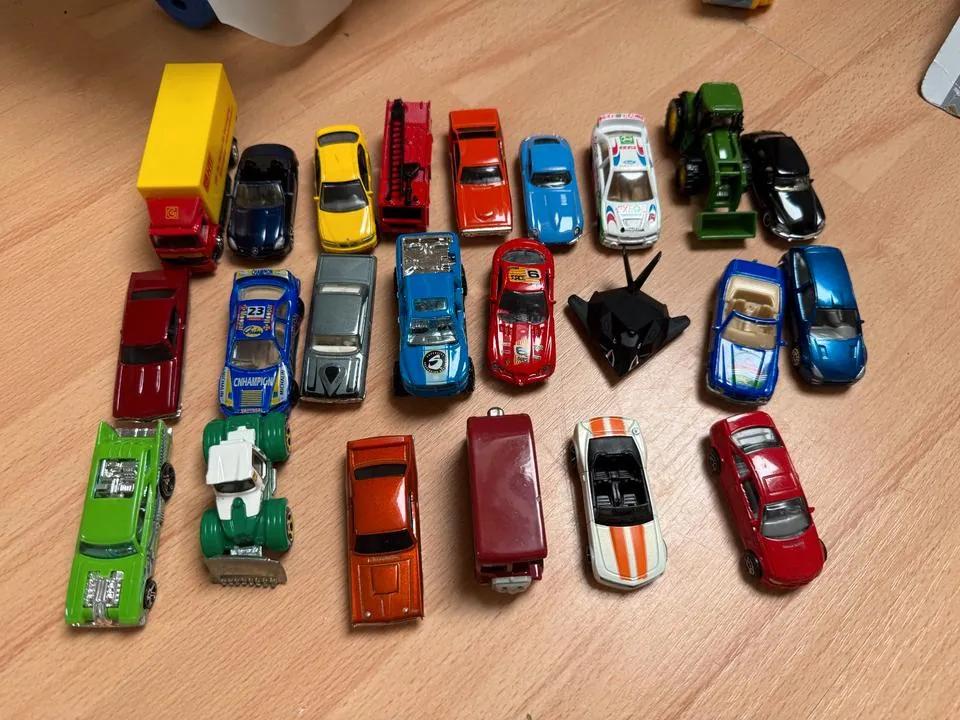Hot Wheels Matchbox Autos 23 Spielzeugautos Konvolut